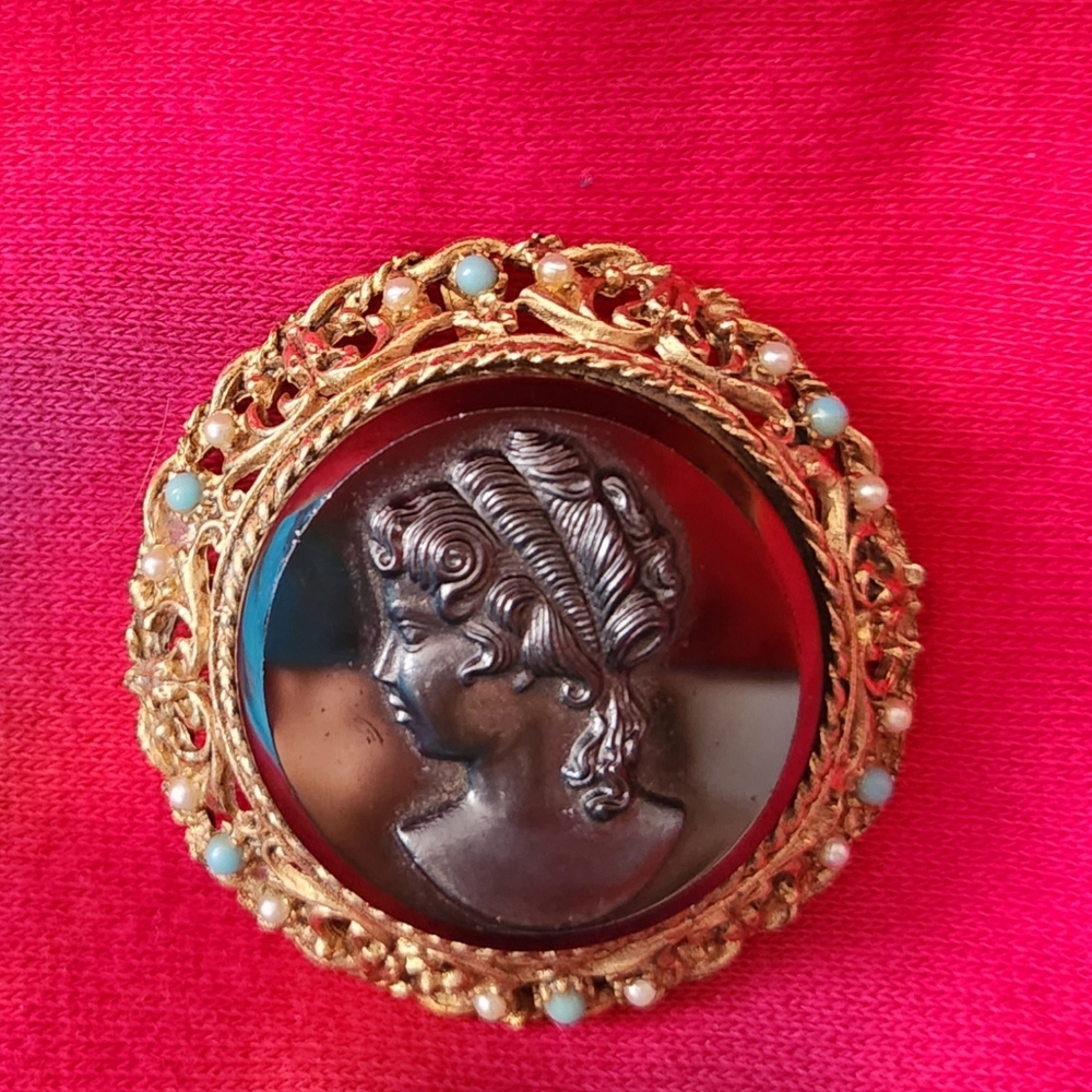 Vintage Victorian glass cameo brooch